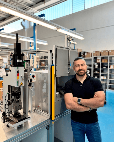 Responsabile aziendale accanto a una macchina industriale